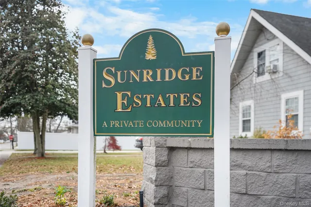 $575,999 | 8 Sunridge Lane, Islip, NY 11751