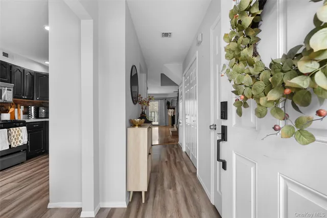 $575,999 | 8 Sunridge Lane, Islip, NY 11751