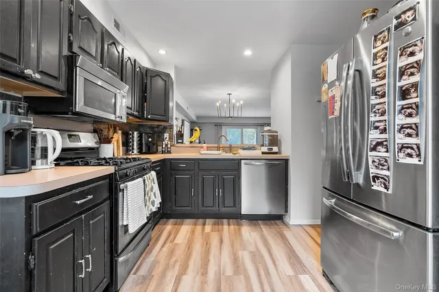 $575,999 | 8 Sunridge Lane, Islip, NY 11751