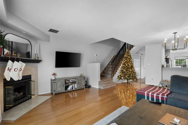 $575,999 | 8 Sunridge Lane, Islip, NY 11751