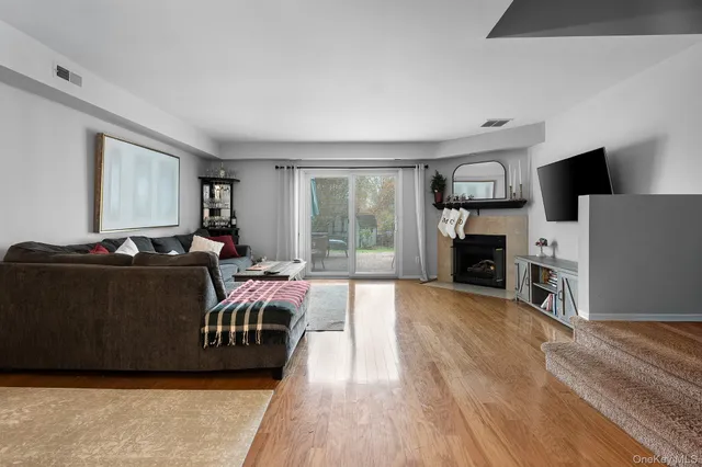 $575,999 | 8 Sunridge Lane, Islip, NY 11751