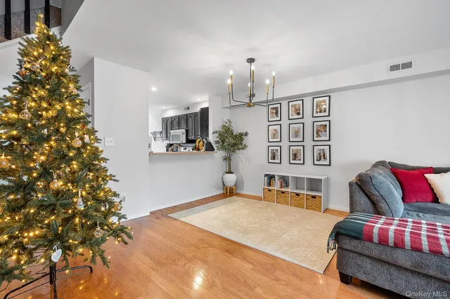 $575,999 | 8 Sunridge Lane, Islip, NY 11751