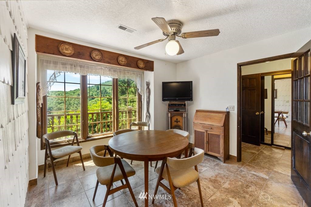 1624 King Road Winlock, WA 98596 - Photo 13 of 39 a view of a livingroom with furniture window and a ceiling fan