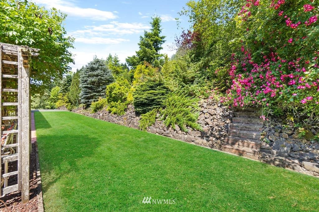 1624 King Road Winlock, WA 98596 - Photo 16 of 39 a view of a garden with a flower garden