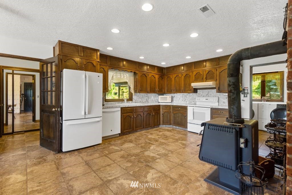 1624 King Road Winlock, WA 98596 - Photo 18 of 39 a kitchen with refrigerator and cabinets