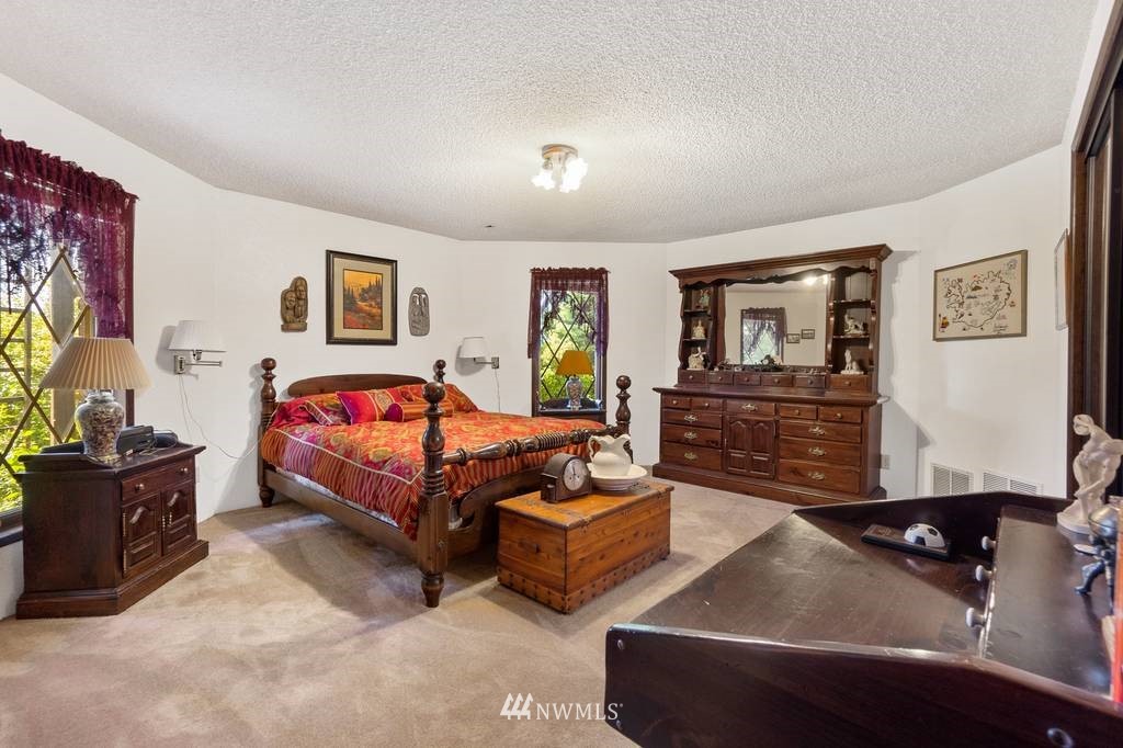 1624 King Road Winlock, WA 98596 - Photo 20 of 39 a bedroom with furniture and a flat screen tv