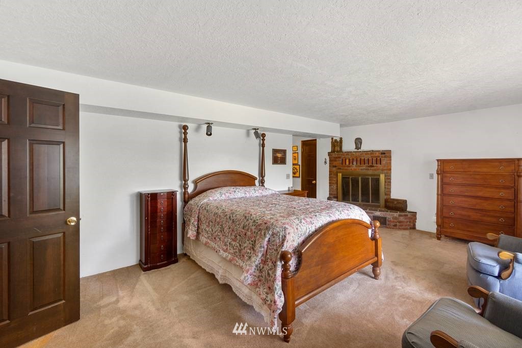 1624 King Road Winlock, WA 98596 - Photo 21 of 39 a spacious bedroom with a bed and a dresser