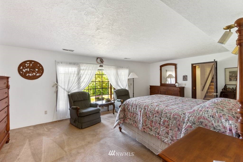 1624 King Road Winlock, WA 98596 - Photo 22 of 39 a bedroom with a bed and a chandelier