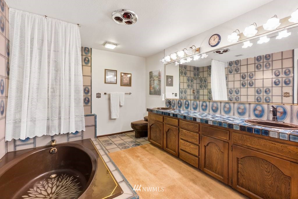 1624 King Road Winlock, WA 98596 - Photo 23 of 39 a spacious bathroom with a double vanity sink a mirror and a bathtub