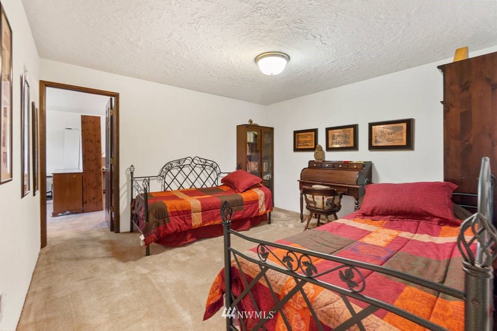 1624 King Road Winlock, WA 98596 - Photo 25 of 39 a bedroom with furniture and a lamp