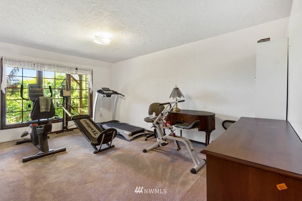 1624 King Road Winlock, WA 98596 - Photo 26 of 39 a view of a room with gym equipment