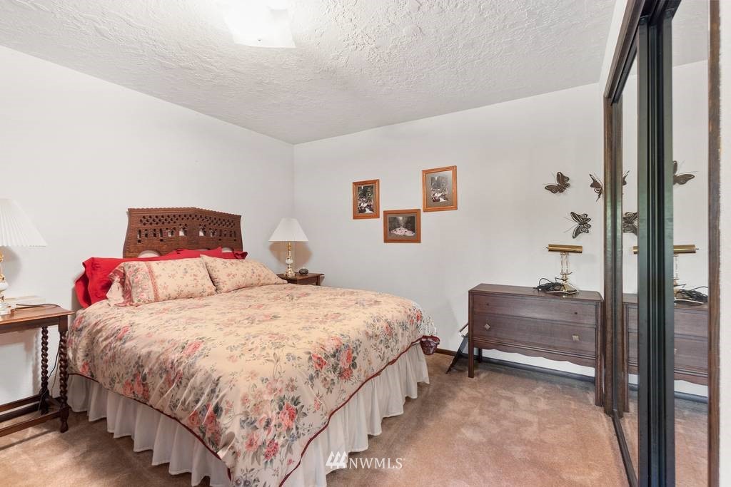 1624 King Road Winlock, WA 98596 - Photo 27 of 39 a bedroom with a bed and a desk