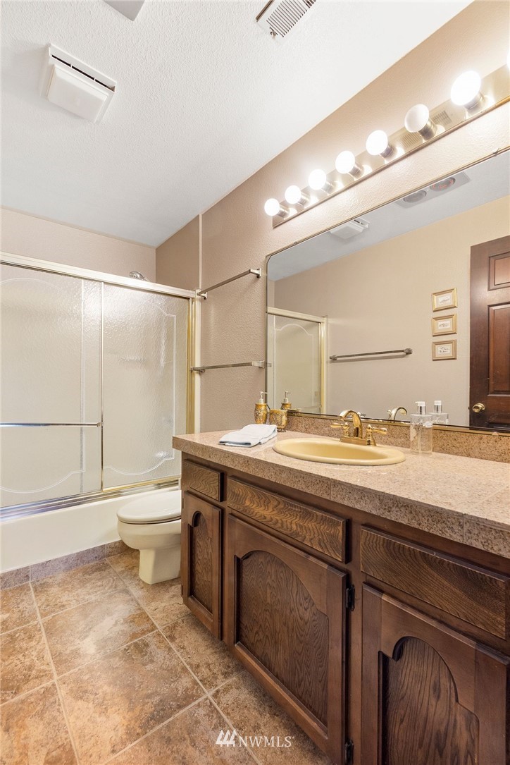 1624 King Road Winlock, WA 98596 - Photo 29 of 39 a bathroom with a sink a toilet and shower