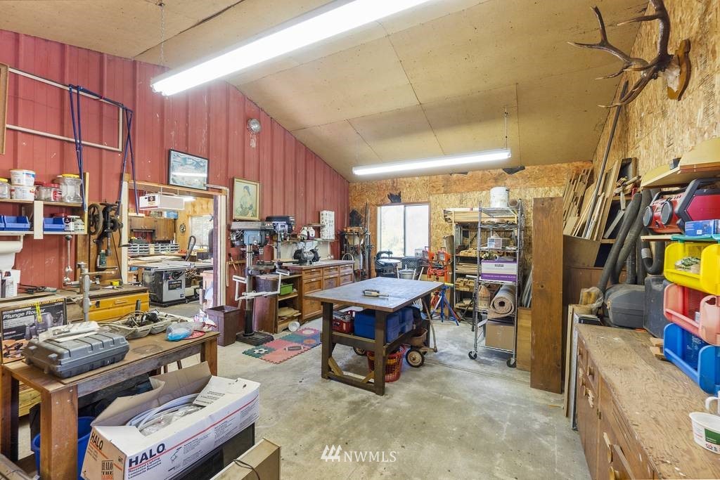 1624 King Road Winlock, WA 98596 - Photo 31 of 39 a view of a workspace with furniture