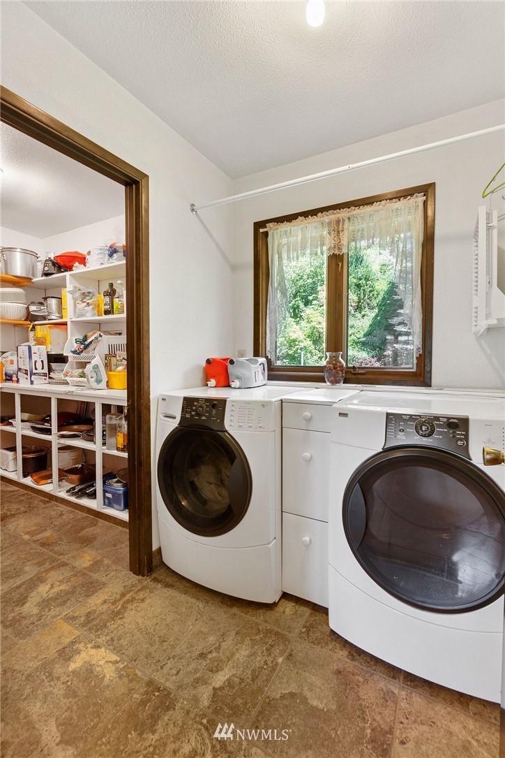 1624 King Road Winlock, WA 98596 - Photo 38 of 39 a utility room with stainless steel appliances a washer and dryer