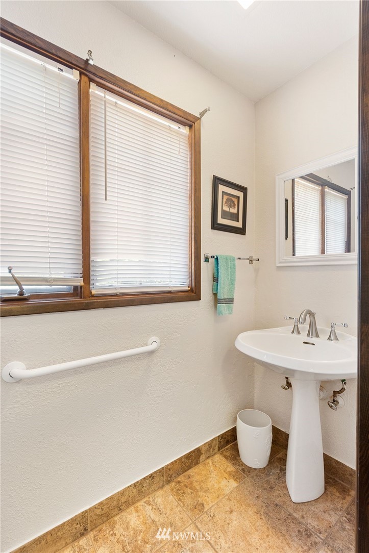 1624 King Road Winlock, WA 98596 - Photo 39 of 39 a bathroom with a sink and a toilet