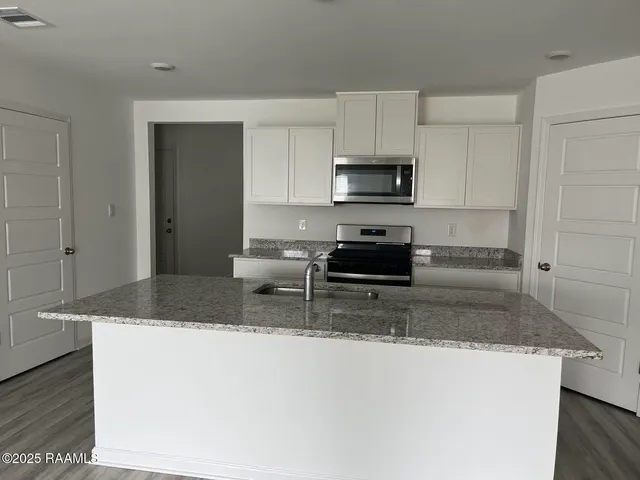 $2,100 | 718 Aleppo Lane, Zachary, LA 70791