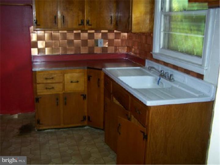 209 Willers Road Aston, PA 19014 - Photo 3 of 10 Kitchen