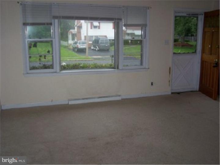 209 Willers Road Aston, PA 19014 - Photo 4 of 10 Living Room