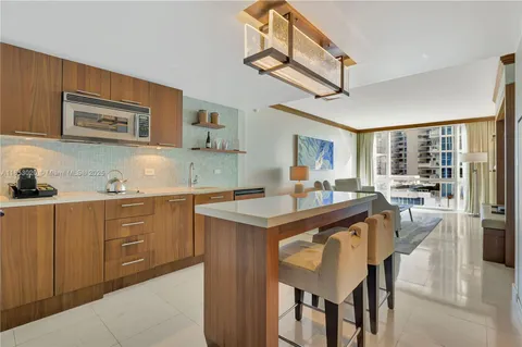 $465,000 | 6801 Collins Avenue, Unit 806, Miami Beach, FL 33141