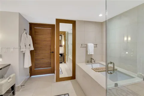 $465,000 | 6801 Collins Avenue, Unit 806, Miami Beach, FL 33141