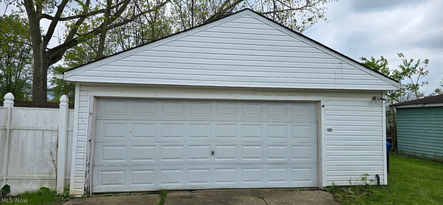 13347 Thornhope Road Cleveland, OH 44135 - Photo 2 of 15