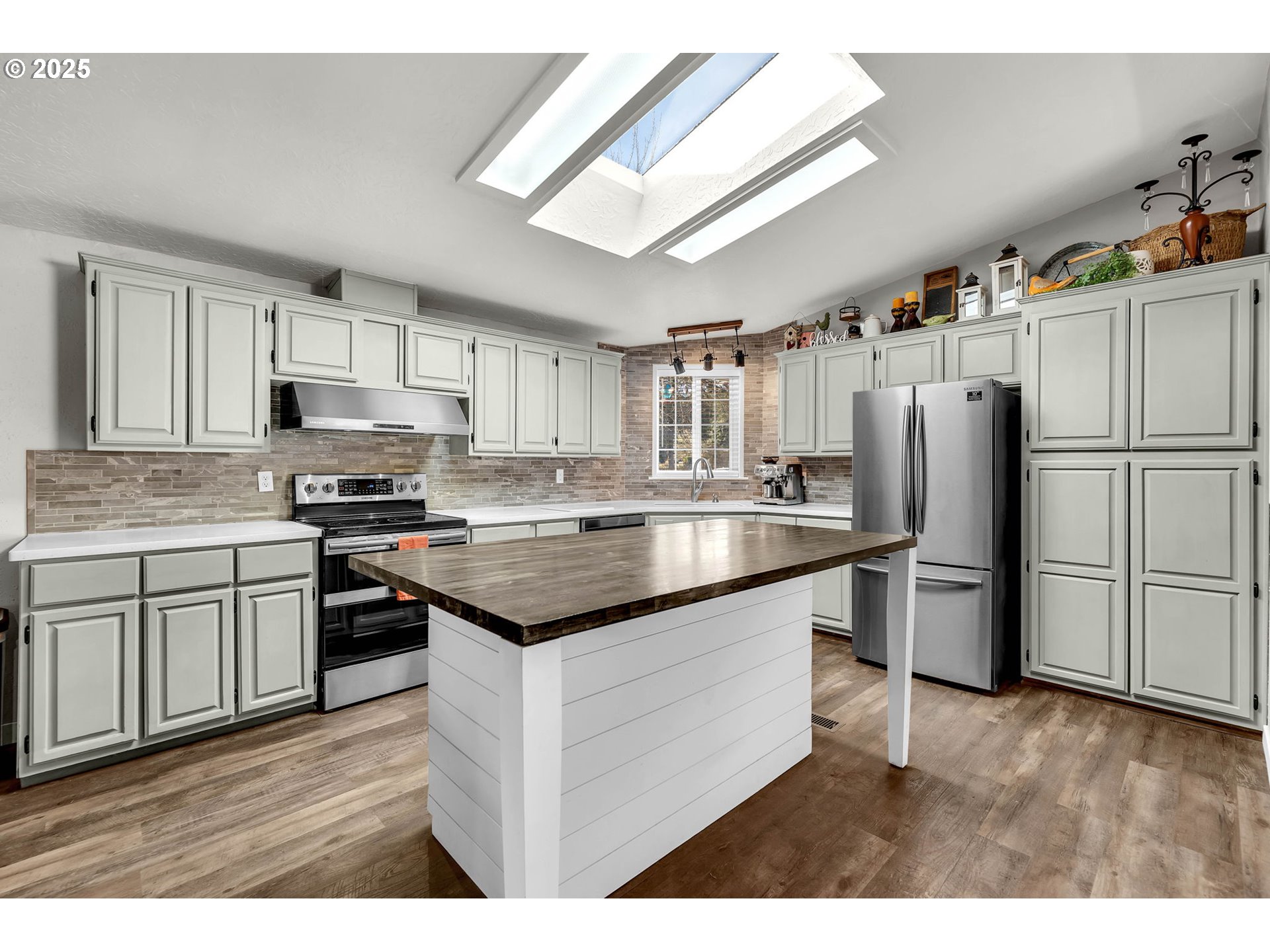 111 Mathany Road Carson, WA 98610 - Photo 7 of 39 a kitchen with granite countertop a refrigerator stove top oven and sink