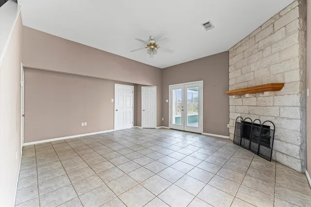 a view of livingroom with furniture