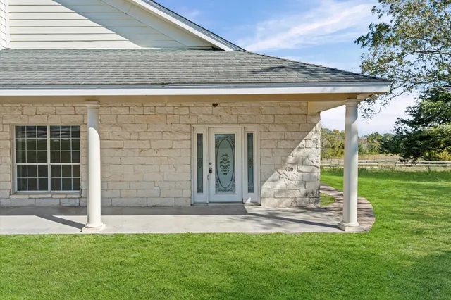 a view of a house with backyard and a garden