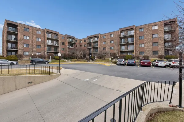 $185,200 | 601 West Huntington Commons Road, Unit 202, Mount Prospect, IL 60056