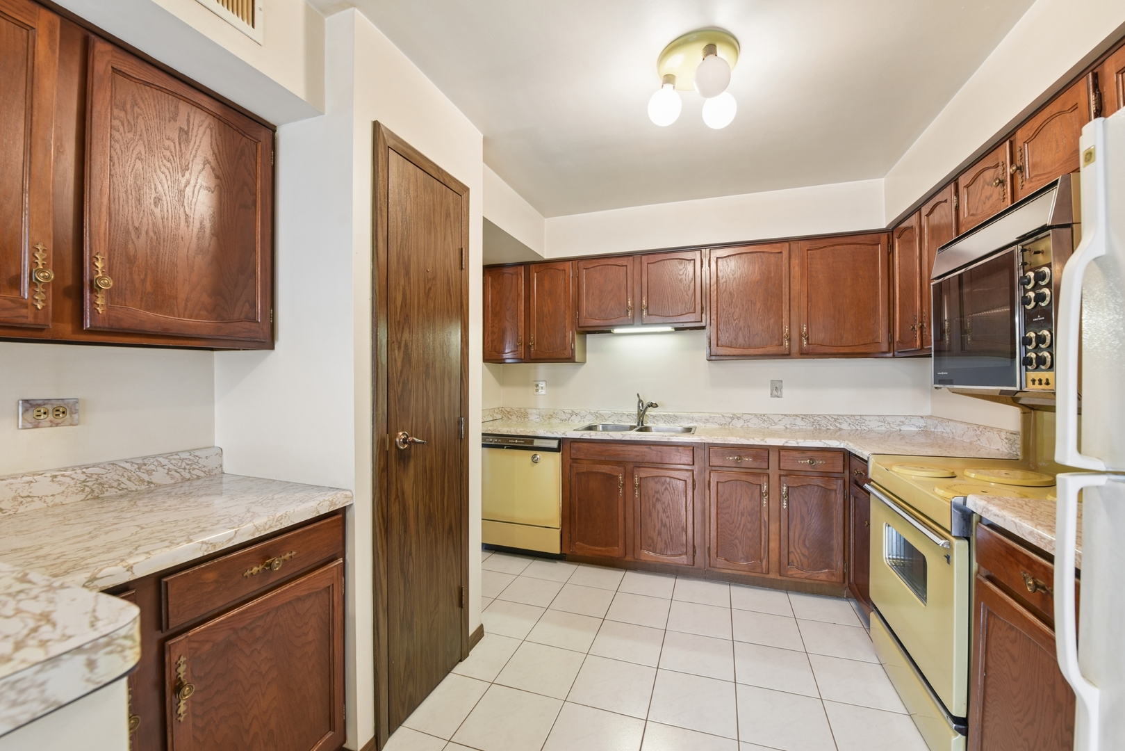 601 West Huntington Commons Road, Unit 202 Mount Prospect, IL 60056 - Photo 14 of 25