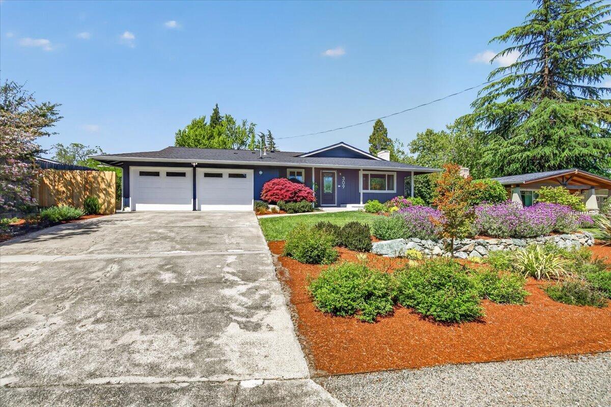 309 North Berkeley Way Medford, OR 97504 - Photo 5 of 32 Professional landscaping
