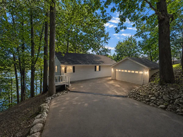 $567,537 | 537 Algonquin Road, Eddyville, KY 42038