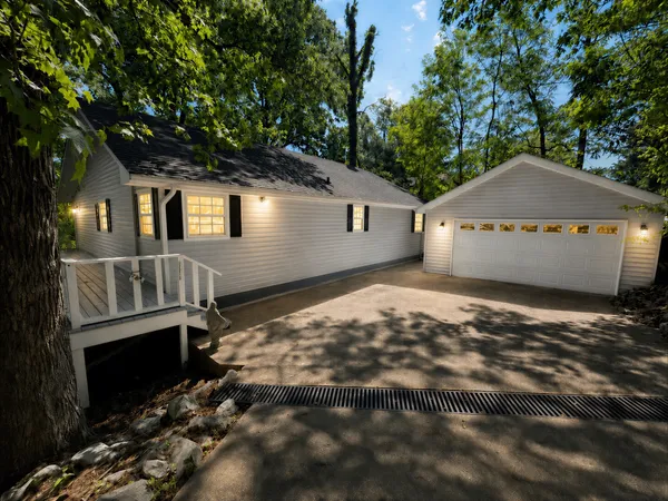 $567,537 | 537 Algonquin Road, Eddyville, KY 42038