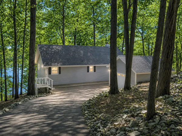 $567,537 | 537 Algonquin Road, Eddyville, KY 42038