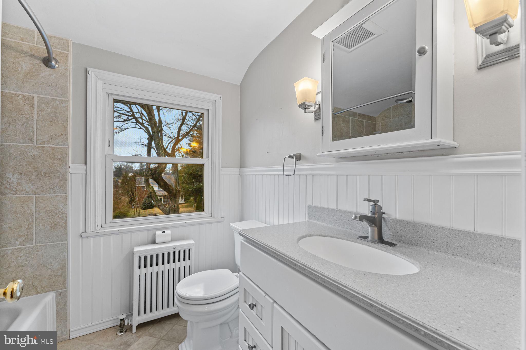 18 Manor Road Paoli, PA 19301 - Photo 22 of 41 Full bathroom.
