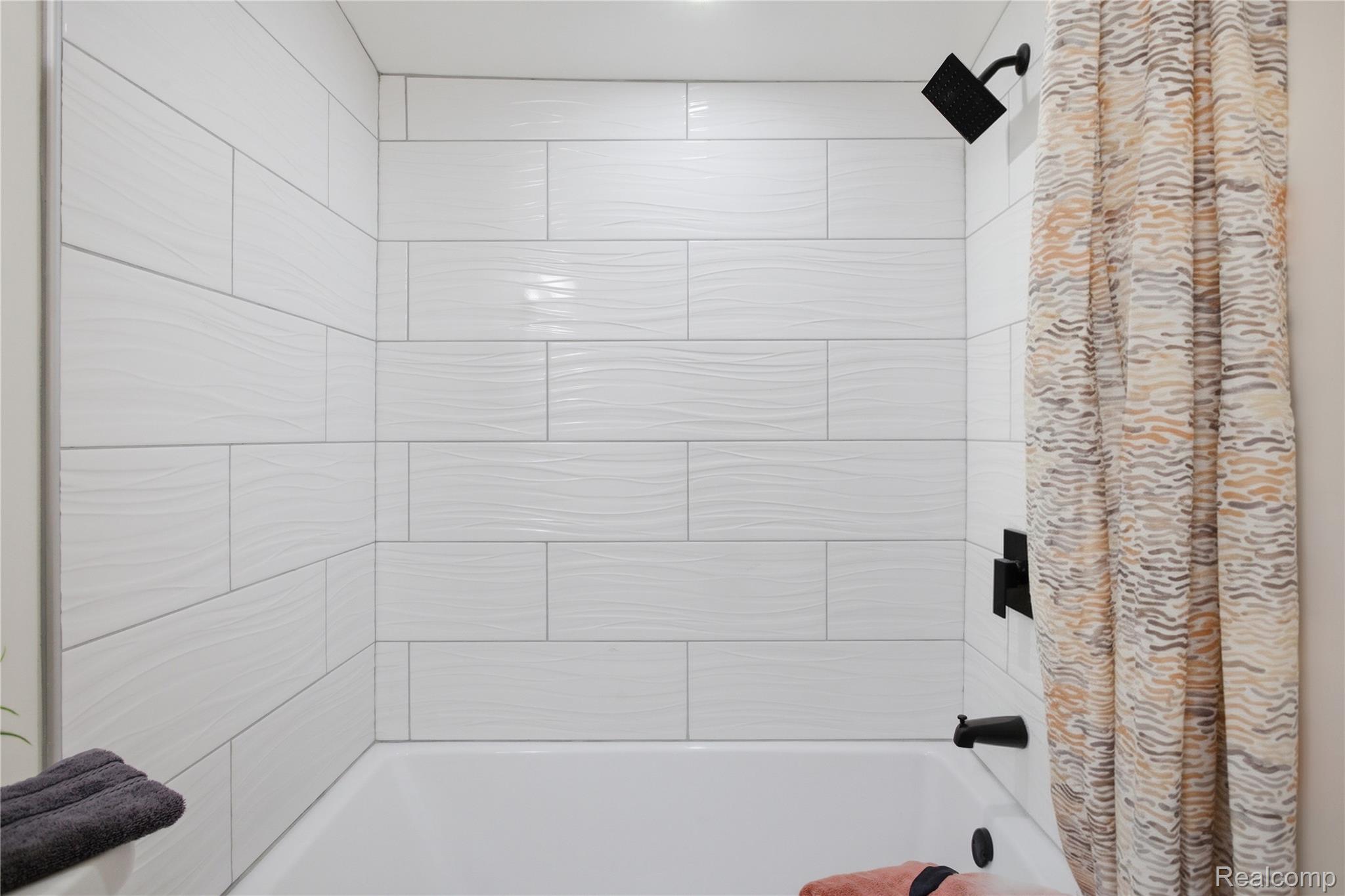 5350 List Road Grass Lake, MI 49240 - Photo 34 of 71 Full bath featuring shower / tub combo