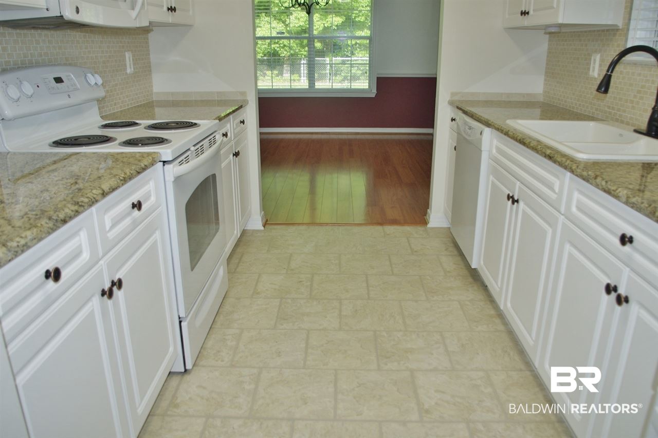 812 Wisteria Lane Foley, AL 36535 - Photo 11 of 37