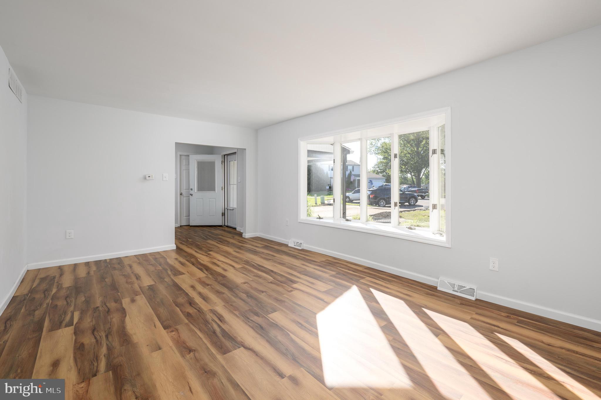 16 Bull Run Road Clementon, NJ 08021 - Photo 11 of 31 Living Room