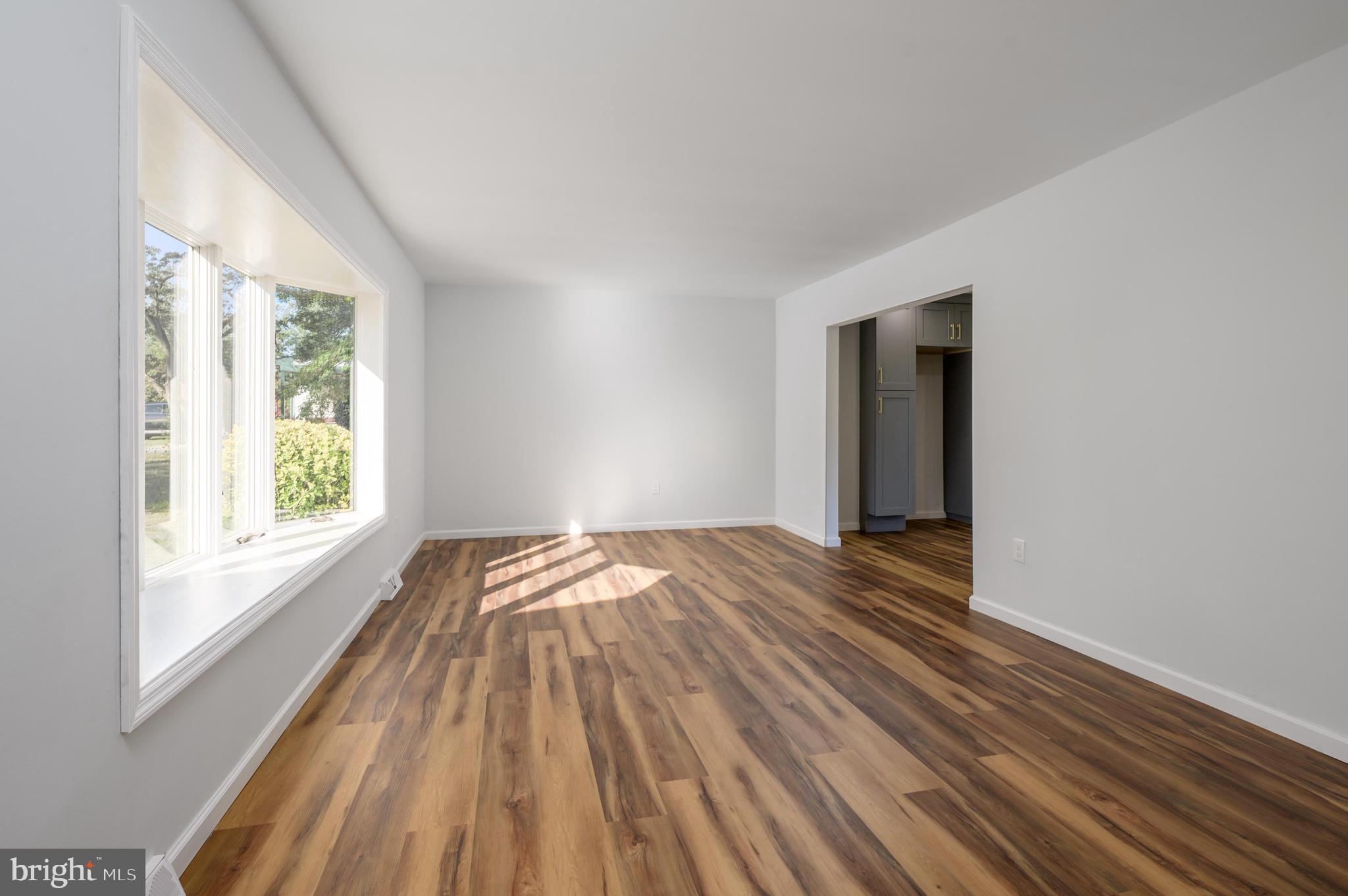 16 Bull Run Road Clementon, NJ 08021 - Photo 8 of 31 Living Room