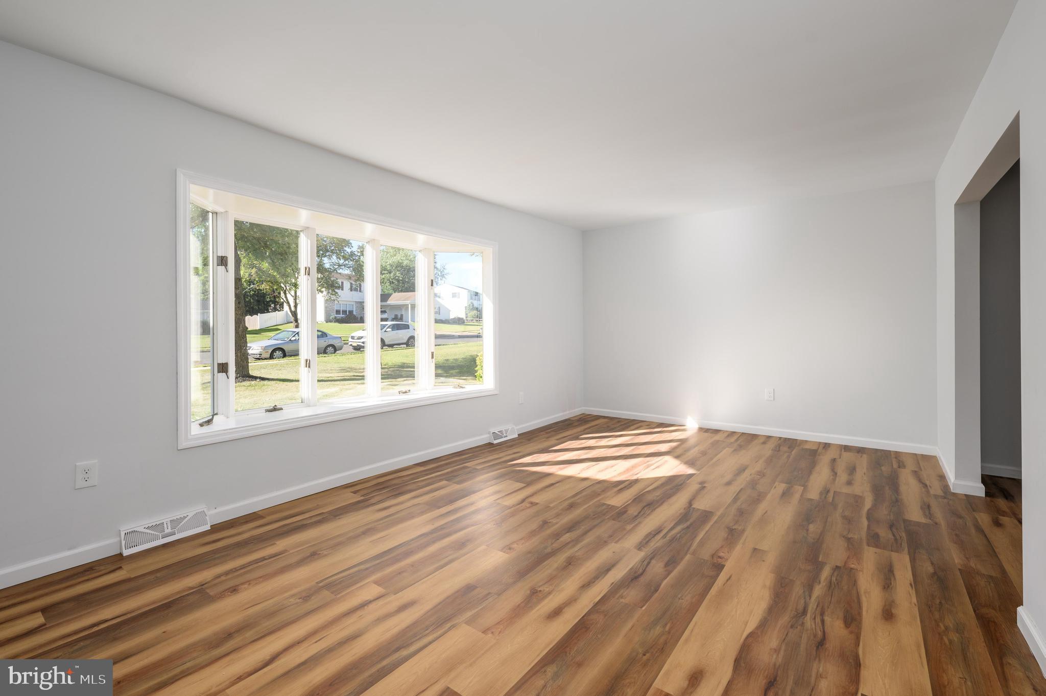 16 Bull Run Road Clementon, NJ 08021 - Photo 9 of 31 Living Room