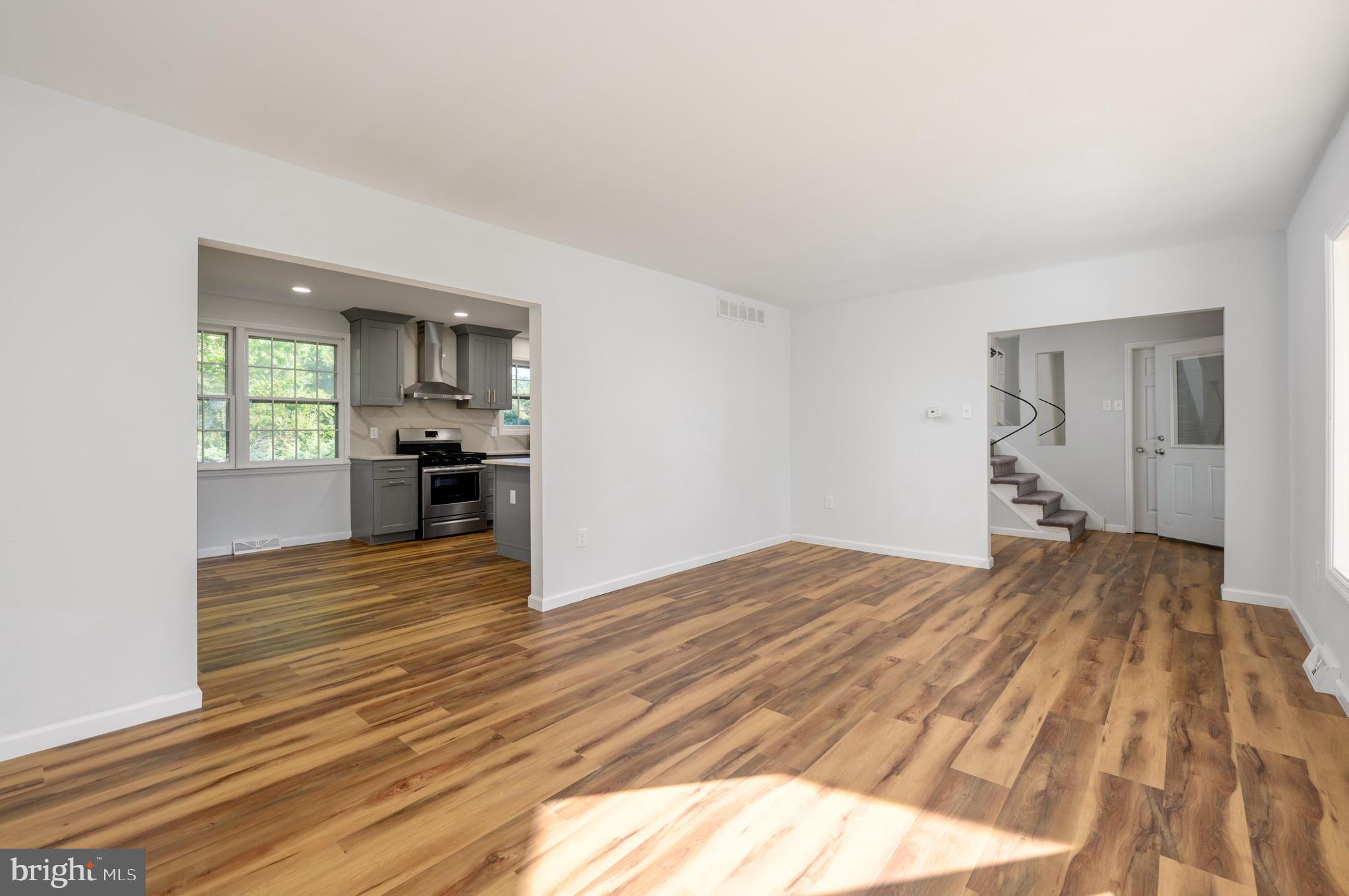 16 Bull Run Road Clementon, NJ 08021 - Photo 10 of 31 Living Room