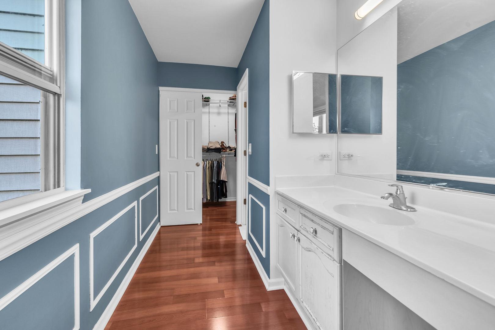 681 Legends Drive Carol Stream, IL 60188 - Photo 14 of 34 a bathroom with a double vanity sink and mirror