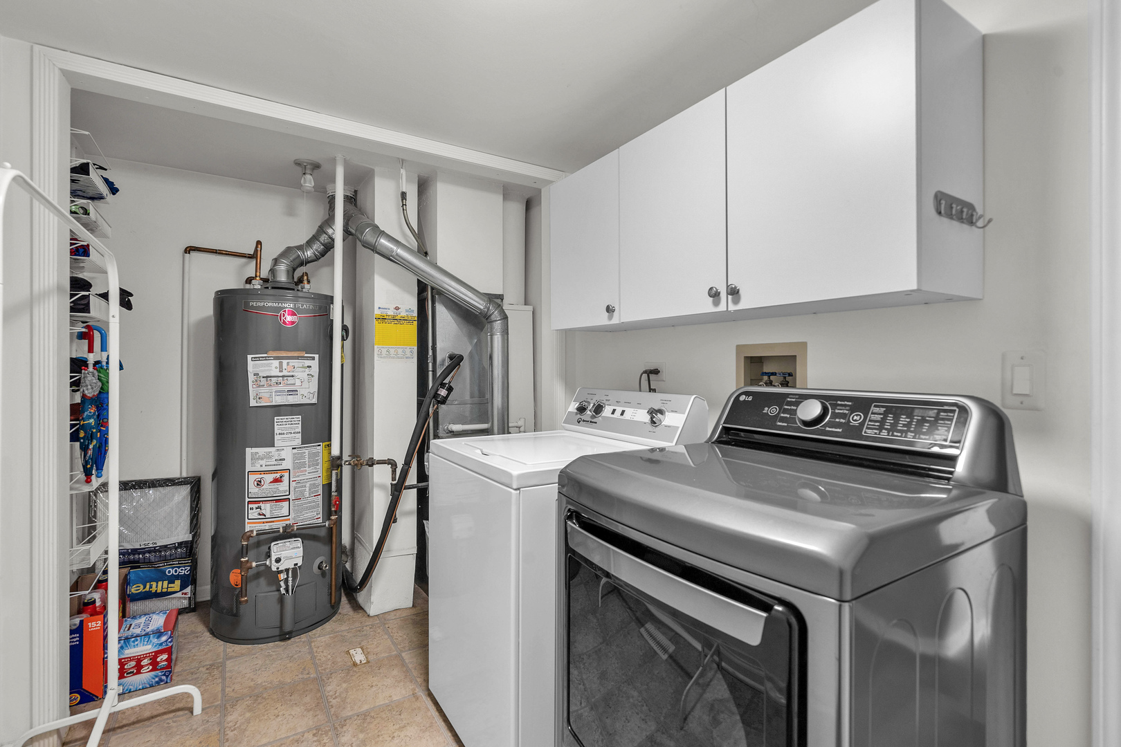 681 Legends Drive Carol Stream, IL 60188 - Photo 29 of 34 a utility room with dryer and washer