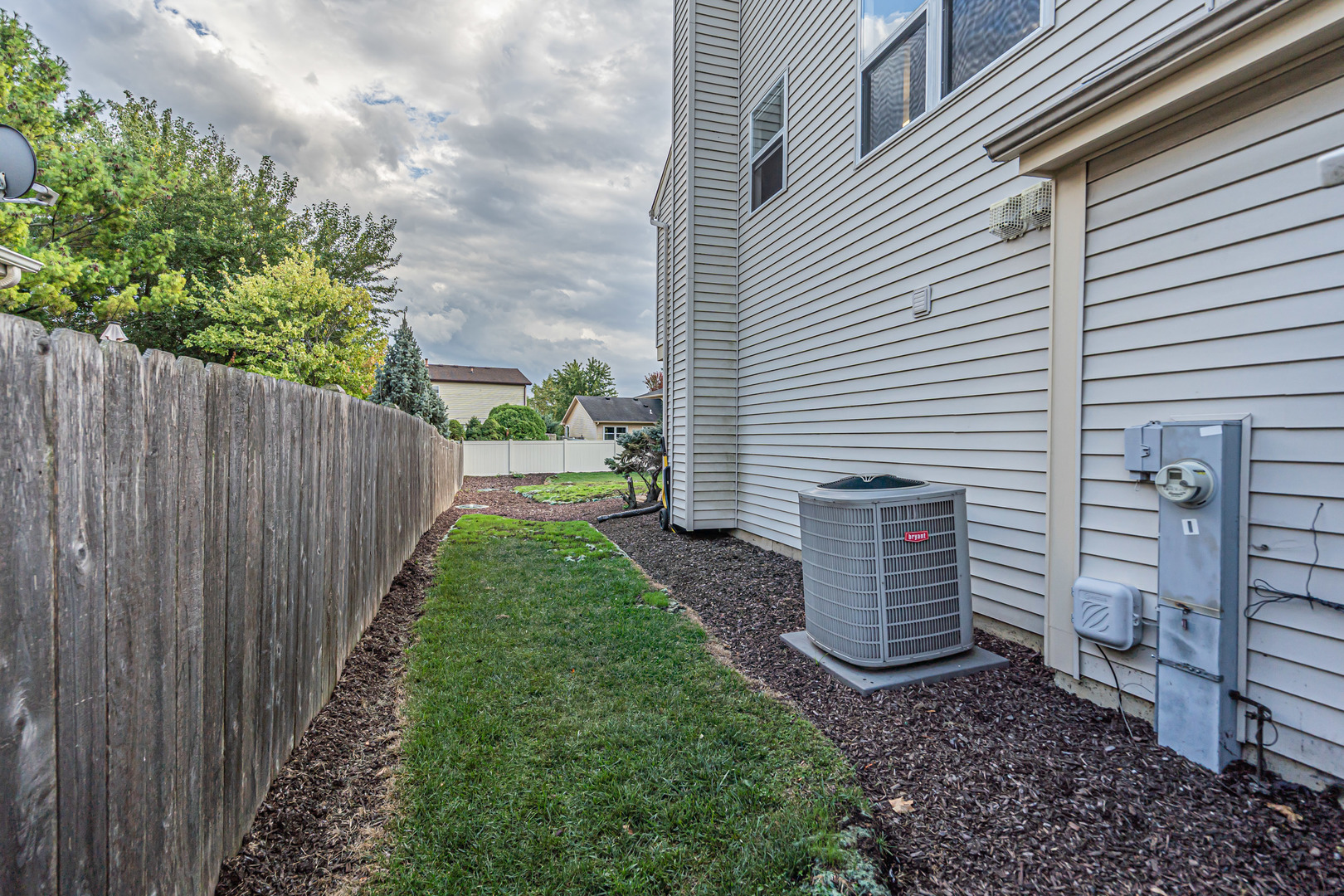 681 Legends Drive Carol Stream, IL 60188 - Photo 30 of 34 a view of a backyard