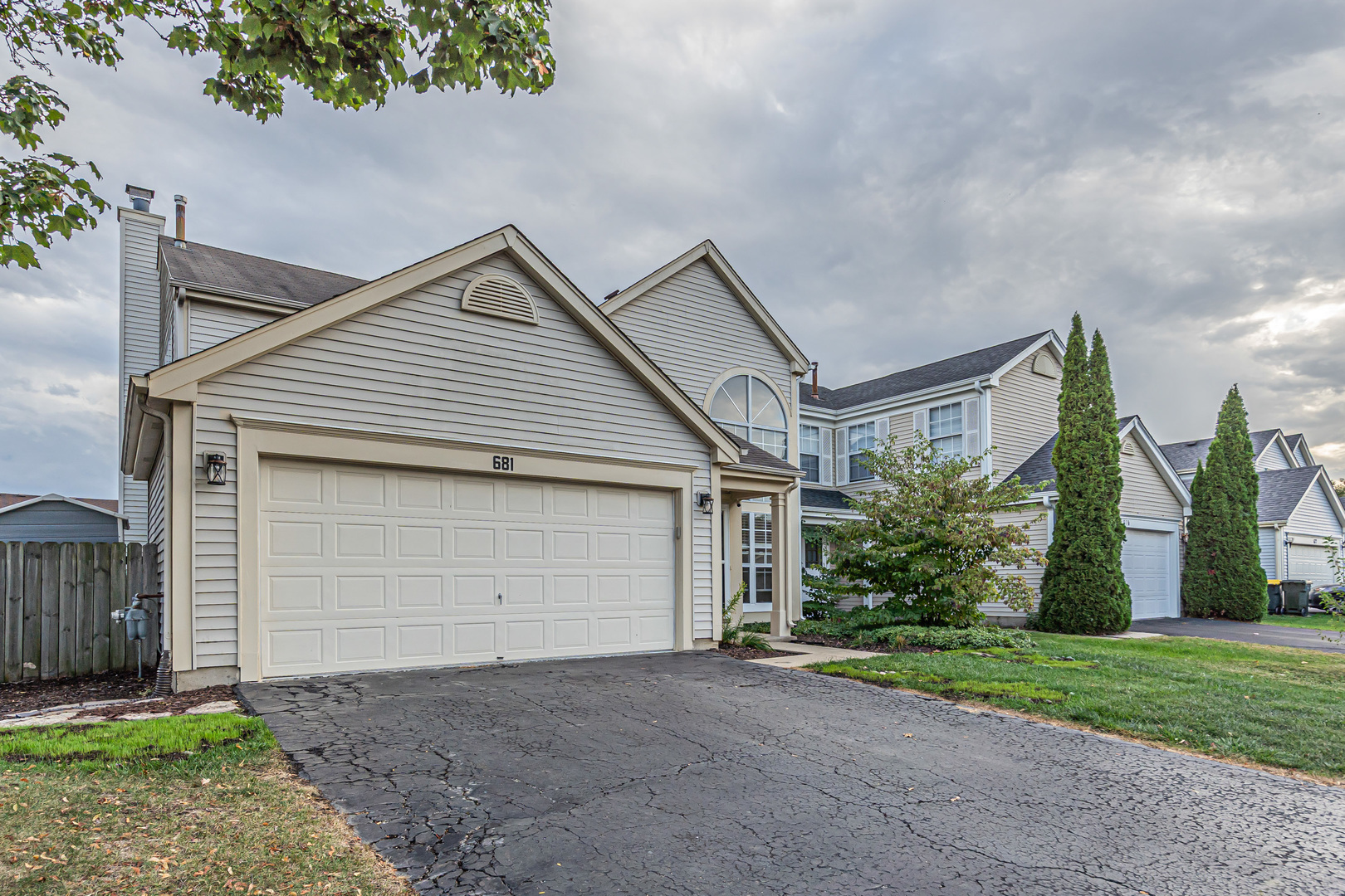681 Legends Drive Carol Stream, IL 60188 - Photo 3 of 34 a view of a house with a yard and plants