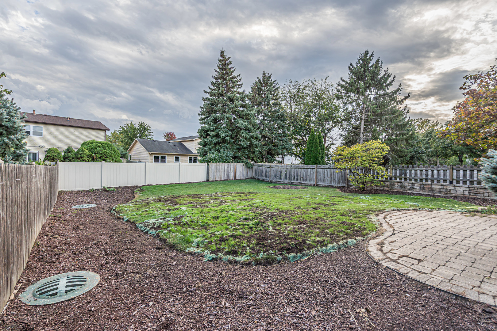 681 Legends Drive Carol Stream, IL 60188 - Photo 32 of 34 a backyard of a house with a garden and entertaining space