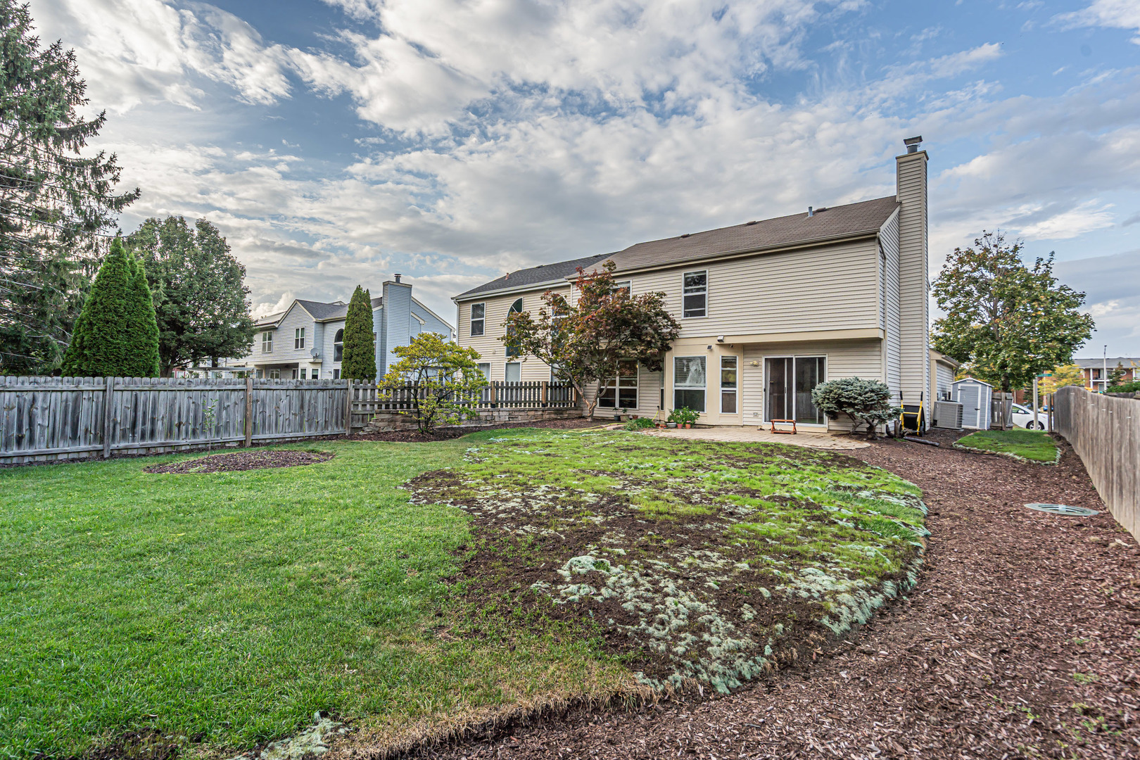 681 Legends Drive Carol Stream, IL 60188 - Photo 33 of 34 a front view of a house with garden