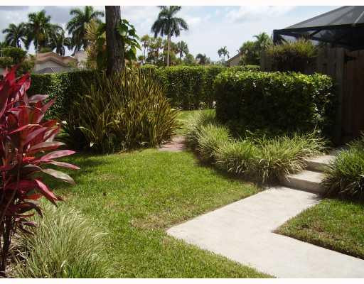 7596 Courtyard Run West, Unit 7596 Boca Raton, FL 33433 - Photo 8 of 8 Exterior Front