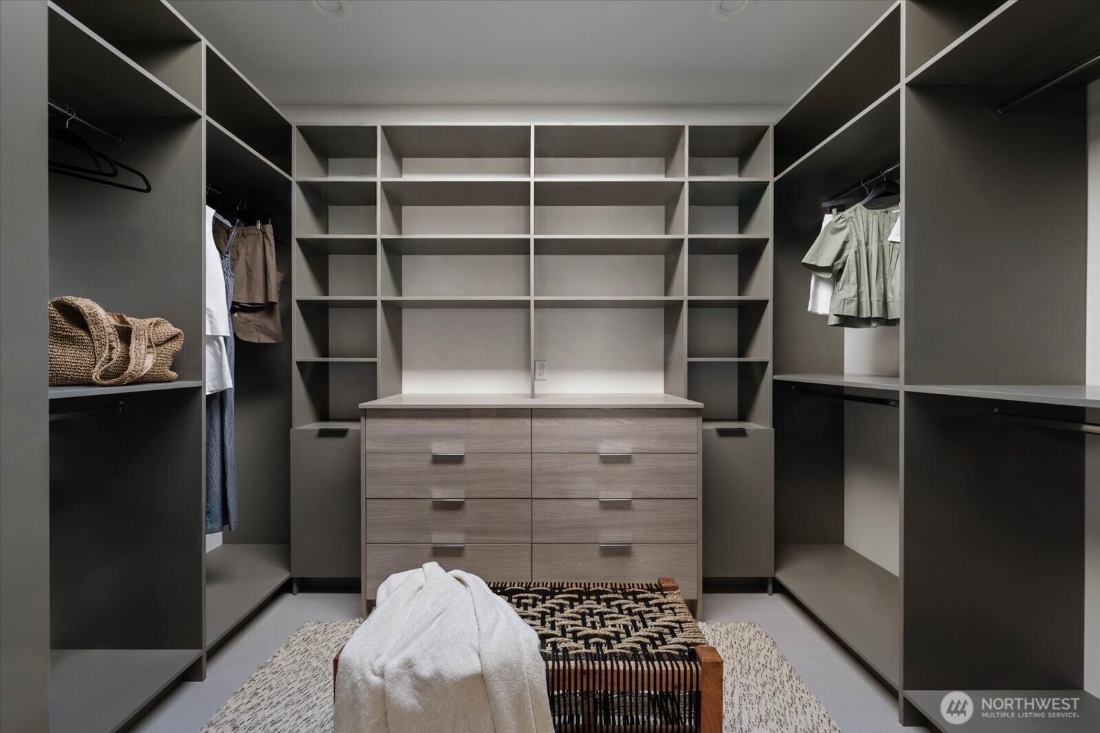 104118 East Addison Avenue Kennewick, WA 99338 - Photo 23 of 40 a walk in closet